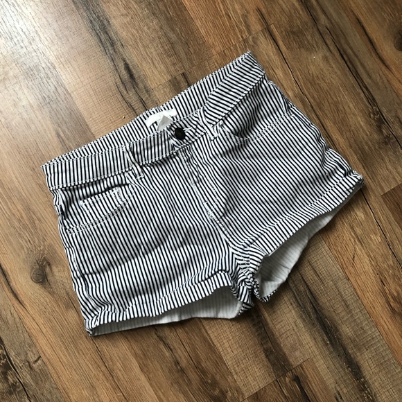 Striped shorts size 2 - Picture 2 of 6